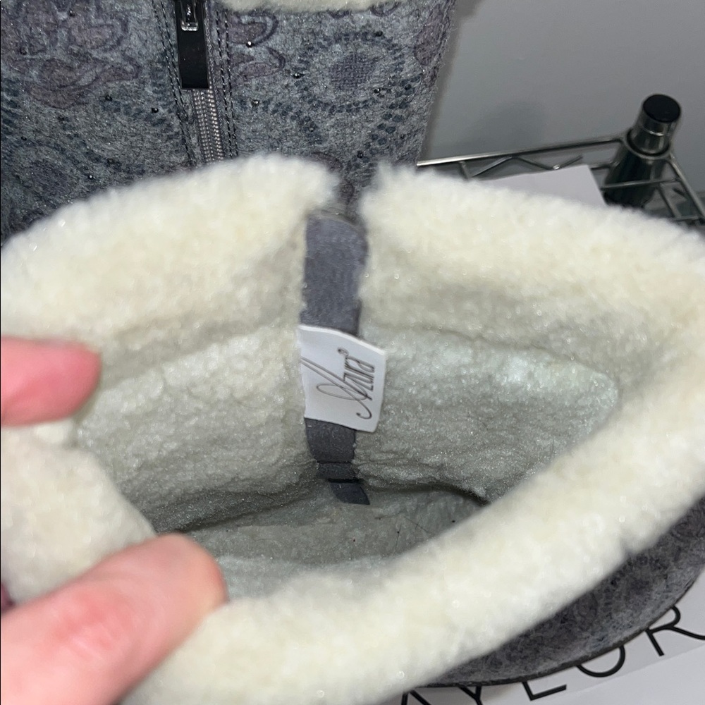 Cozy Floral Winter Boots with Cream Trim - Picture 3 of 10